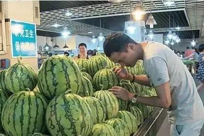 群众吃瓜怎么拍摄,镜头下的趣味生活