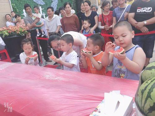 一名帅气的吃瓜群众图片,帅气吃瓜群众,一图看尽瓜田风光