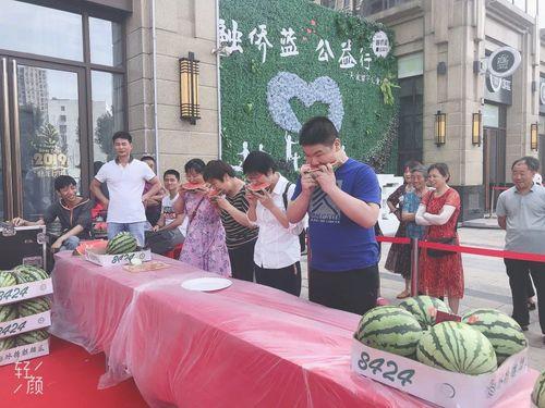 一名帅气的吃瓜群众图片,帅气吃瓜群众,一图看尽瓜田风光