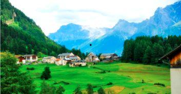 赞美群众吃瓜的美景,群众共享丰收喜悦